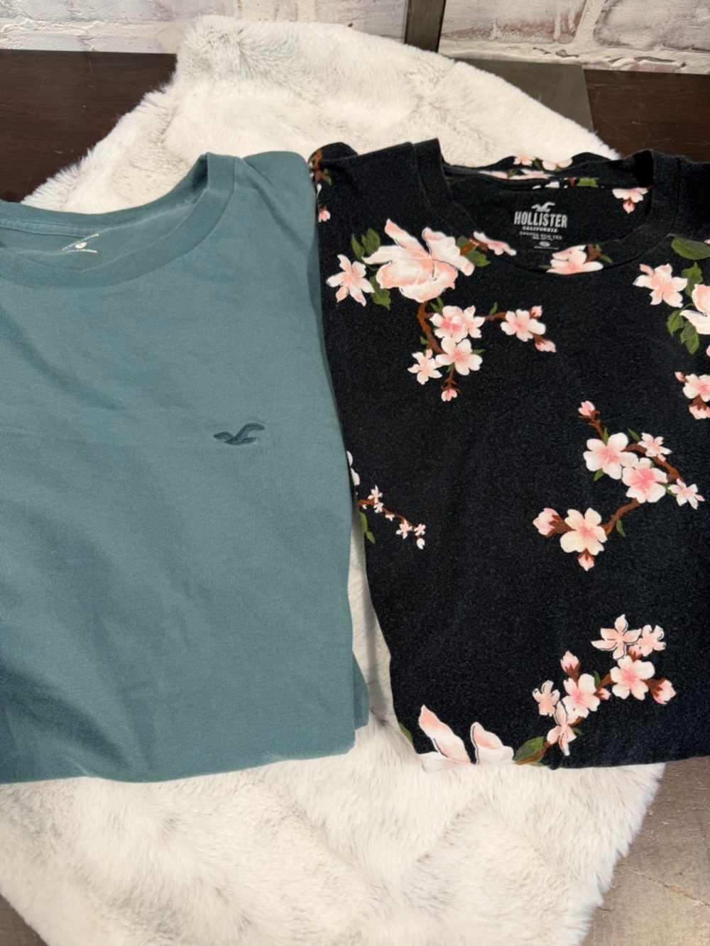 Hollister Men's Short Sleeve Tee bundle - Teal & Black Floral large